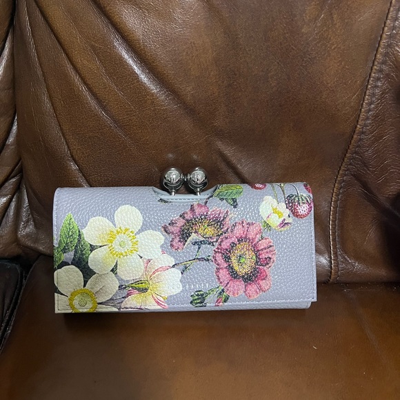 Ted baker’s clutches in 2 colours - Picture 5 of 6